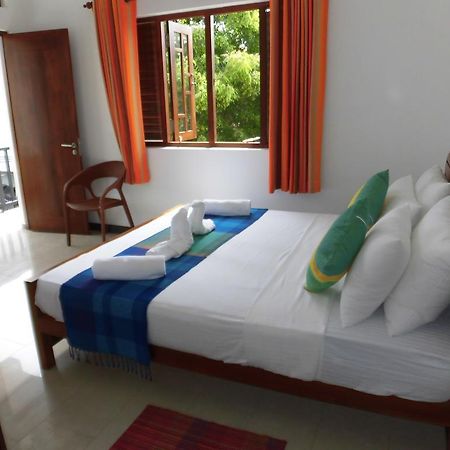 Pick & Go White House Bed and Breakfast Negombo Eksteriør billede