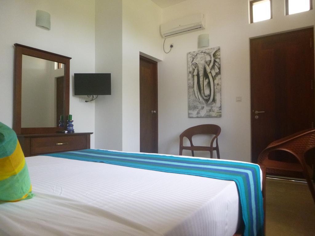 Pick & Go White House Bed and Breakfast Negombo Eksteriør billede