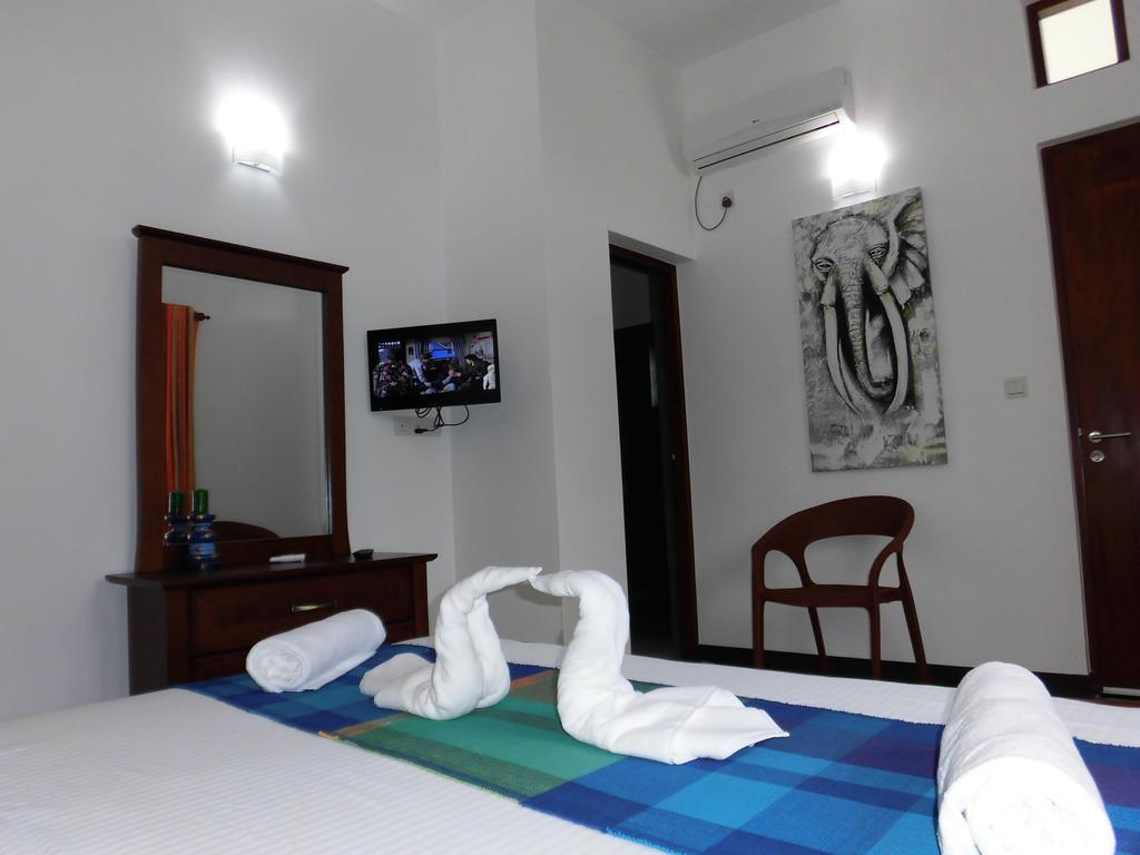 Pick & Go White House Bed and Breakfast Negombo Eksteriør billede