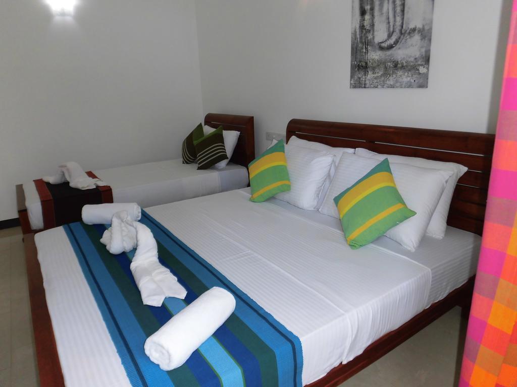 Pick & Go White House Bed and Breakfast Negombo Eksteriør billede