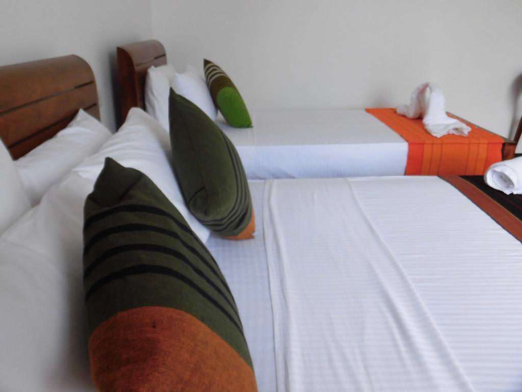 Pick & Go White House Bed and Breakfast Negombo Eksteriør billede