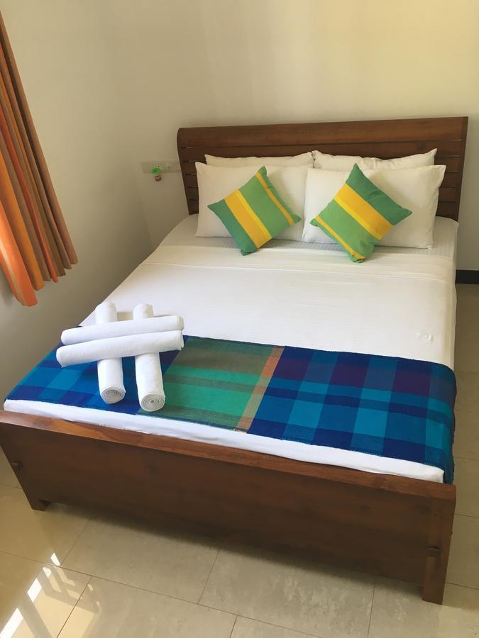 Pick & Go White House Bed and Breakfast Negombo Eksteriør billede