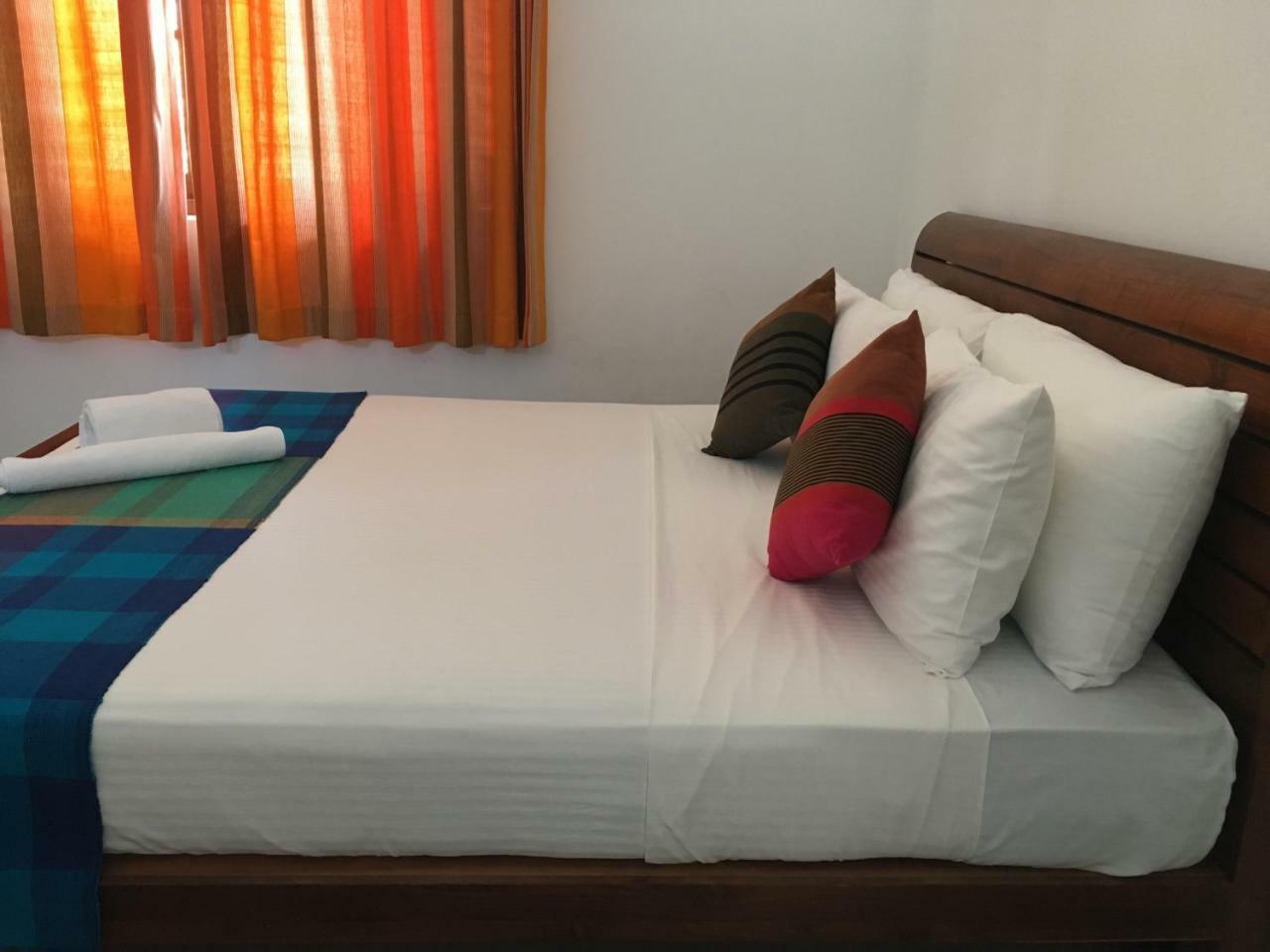 Pick & Go White House Bed and Breakfast Negombo Eksteriør billede